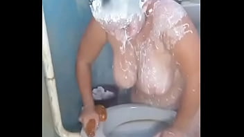 Enfiei a rola de borracha tão fundo que vomitei tudo na minha própria cara