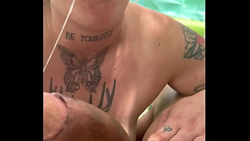 Le chupo la pija al aire libre con lechita