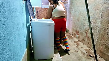 Amador padrasto fode com sua enteada no quintal de casa e goza duas vezes em sua boca