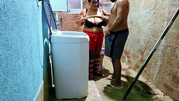 Amador padrasto fode com sua enteada no quintal de casa e goza duas vezes em sua boca