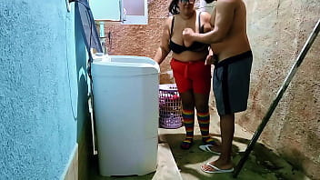 Amador padrasto fode com sua enteada no quintal de casa e goza duas vezes em sua boca