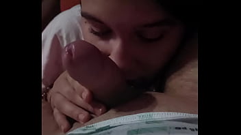 La mia ragazza vuole rilassarmi succhiandomi il cazzo