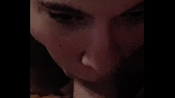 La mia ragazza vuole rilassarmi succhiandomi il cazzo