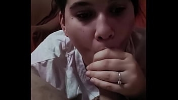 La mia ragazza vuole rilassarmi succhiandomi il cazzo