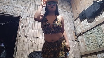 La madrastra tetona y su nueva lenceria de militar ella mueve sus caderas y se calienta mientras fantasea con tener sexo