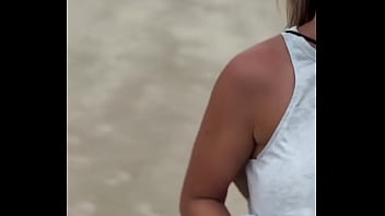 Minha vizinha na praia exibindo seus lindos peitos