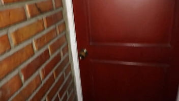 No sabia que mi hermanastra morena estaba en la casa sola y la vi masturbandose su vagina