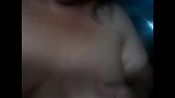 La tía me muestra pecho
