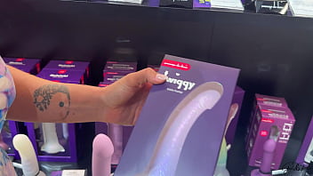 Une journée avec léa pam j'essaye un gode ventouse