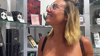 Une journée avec léa pam j'essaye un gode ventouse