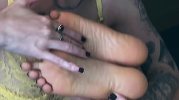 I like getting tied up while my feet are worshipped