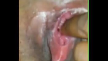 Colocando dedo na buceta gostosa do corno vermelha