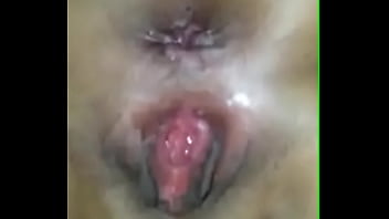 Colocando dedo na buceta gostosa do corno vermelha