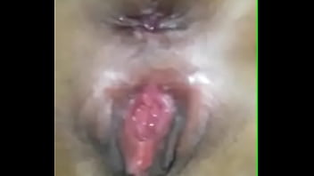 Colocando dedo na buceta gostosa do corno vermelha