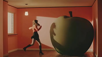 Chuu has orgy with people