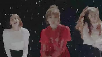 Chuu has orgy with people