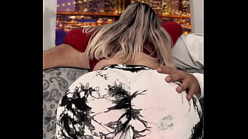 Madrastra culona latina zorra se arrodilla y me chupa la verga con ganas hasta que me vengo en su boca amateur sucio