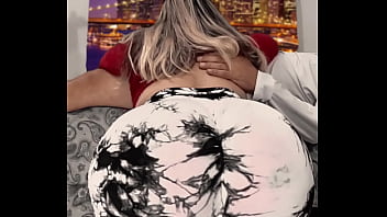 Madrastra culona latina zorra se arrodilla y me chupa la verga con ganas hasta que me vengo en su boca amateur sucio