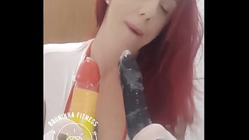 Ruiva safada chupa consolo e provoca fãs