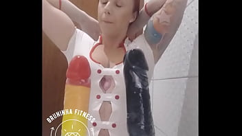 Ruiva safada chupa consolo e provoca fãs