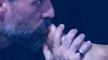 Who wants lick my pussy and feet