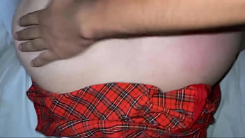 Follandome a mi hermanastra al llegar de la universidad asi de rico le parto el culo antes de que se ponga a hacer tareas