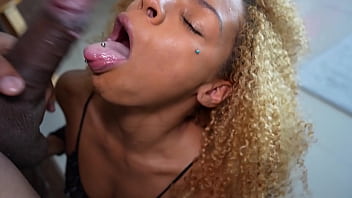 Socando forte na buceta da namorada do amigo