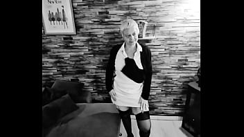 Hello mon cheri tu veux voir ce qui ce cache dessous