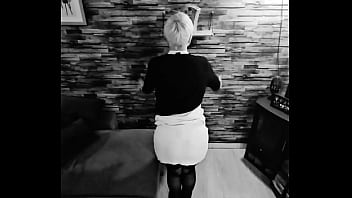 Hello mon cheri tu veux voir ce qui ce cache dessous