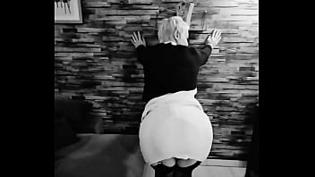 Hello mon cheri tu veux voir ce qui ce cache dessous