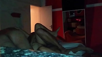 Esposa sozinha no motel com dois amigos do corno completo