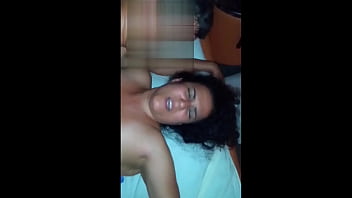 Esposa sozinha no motel com dois amigos do corno completo