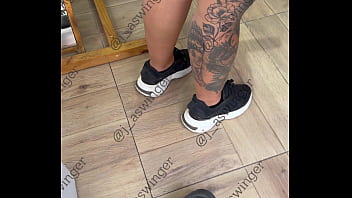 Exhibiendo ese gran culo por el centro #culonasincreíbles #culo #parejacouckold #parejaswiger