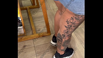 Exhibiendo ese gran culo por el centro #culonasincreíbles #culo #parejacouckold #parejaswiger