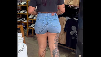 Exhibiendo ese gran culo por el centro #culonasincreíbles #culo #parejacouckold #parejaswiger