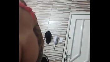 Ruiva safada fala pro marido que vai na praia e vai no seu vizinho sentar na pica e levar gozada na cara