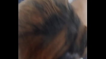 Ruiva safada fala pro marido que vai na praia e vai no seu vizinho sentar na pica e levar gozada na cara