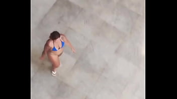 Ruiva safada fala pro marido que vai na praia e vai no seu vizinho sentar na pica e levar gozada na cara