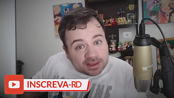 Novinho mostrando quadros