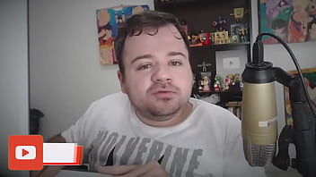 Novinho mostrando quadros