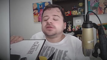 Novinho mostrando quadros