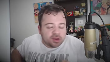 Novinho mostrando quadros