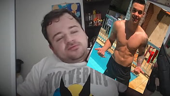 Novinho mostrando quadros