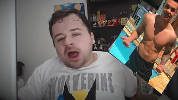 Novinho mostrando quadros