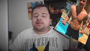 Novinho mostrando quadros