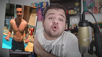 Novinho mostrando quadros