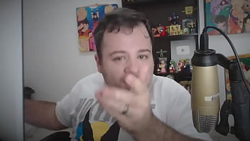 Novinho mostrando quadros