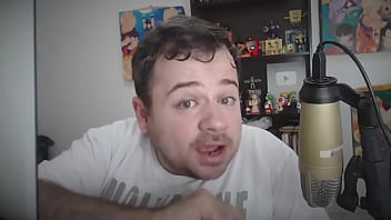 Novinho mostrando quadros