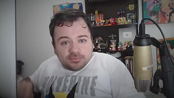 Novinho mostrando quadros