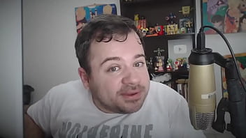 Novinho mostrando quadros